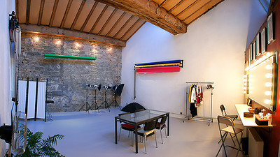 Studio Photo Lyon - Votre espace créatif professionnel Découvrez notre studio photo à Lyon, l'endroit idéal pour donner vie à vos projets visuels. Réservez dès maintenant