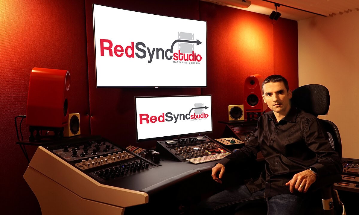 photographe portrait professionnel lyon – portrait corporate en studio de travail portrait professionnel à lyon réalisé dans un studio de son. photographe portrait corporate lyon 6, mise en valeur d’un entrepreneur dans son environnement de travail.